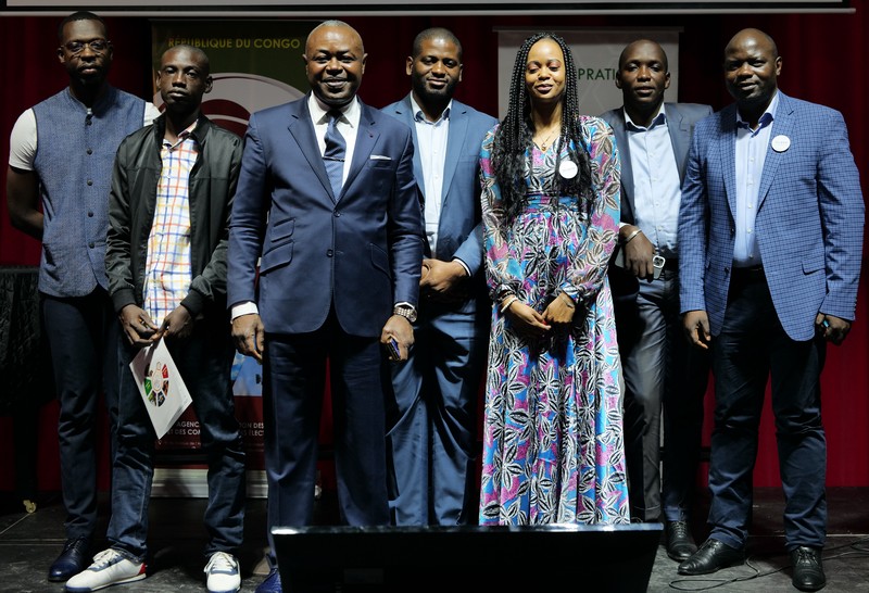 Pratic photo de groupe à l'issue de la causerie-débat du 13 juin 2022 à Paris 15e