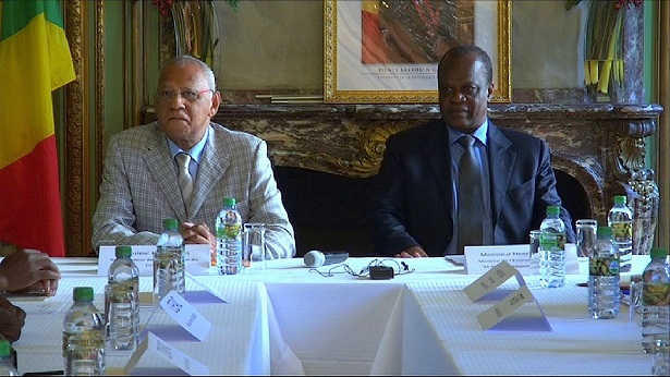 Henri Lopes, ambassadeur du Congo en France et Henri Djombo, ministre de l'Economie forestière et de l'environnement assis côte à côte lors de la réunion sur la relance du système panafricain de certification forestière