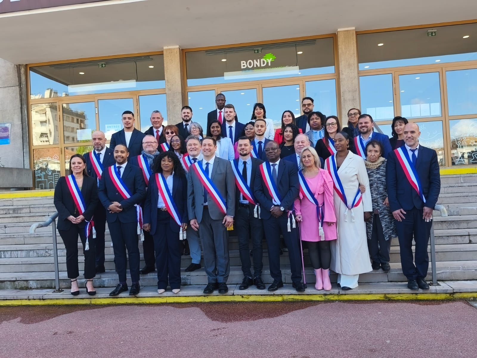 Roseline Morelli entre ses colistiers de la municipalité de Bondy