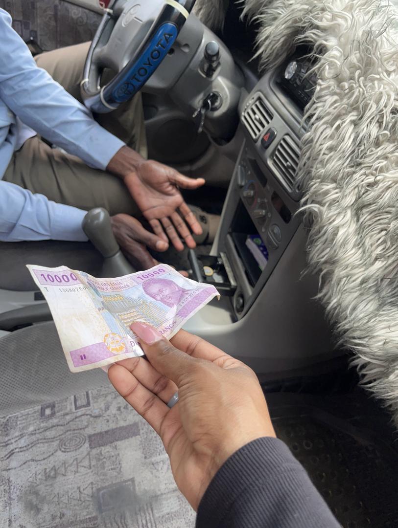 Scène de vie courante à Brazzaville entre un client et le taxi-man -pas de monnaie en retour-