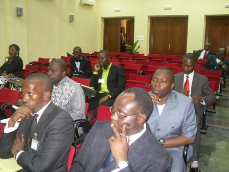 Une attitude du professeur Kienge lors d'une conférence
