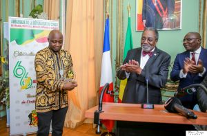 Séquence de distinction de Roga Roga à l'ambassade de la république du Congo à Paris