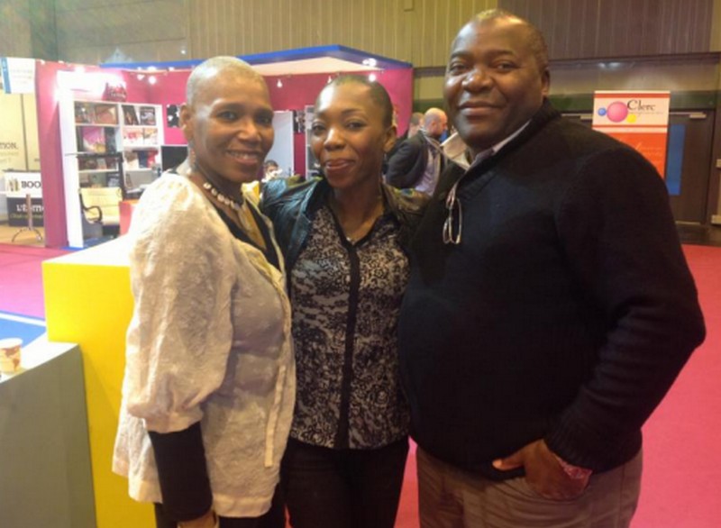 Serge Diantantu à droite, à l’issue d’une table ronde sur la stand Livres et Auteurs du Bassin du Congo au Salon du livre de Paris