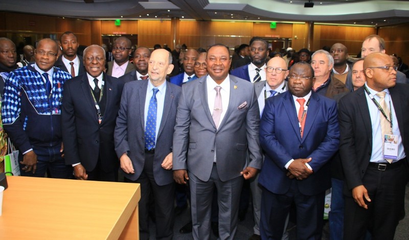 Photo de groupe à l'issue de la conférence autour du thème L'agriculture ivoirienne face aux défis de la modernisation au SIA de Paris le 26 février 2020