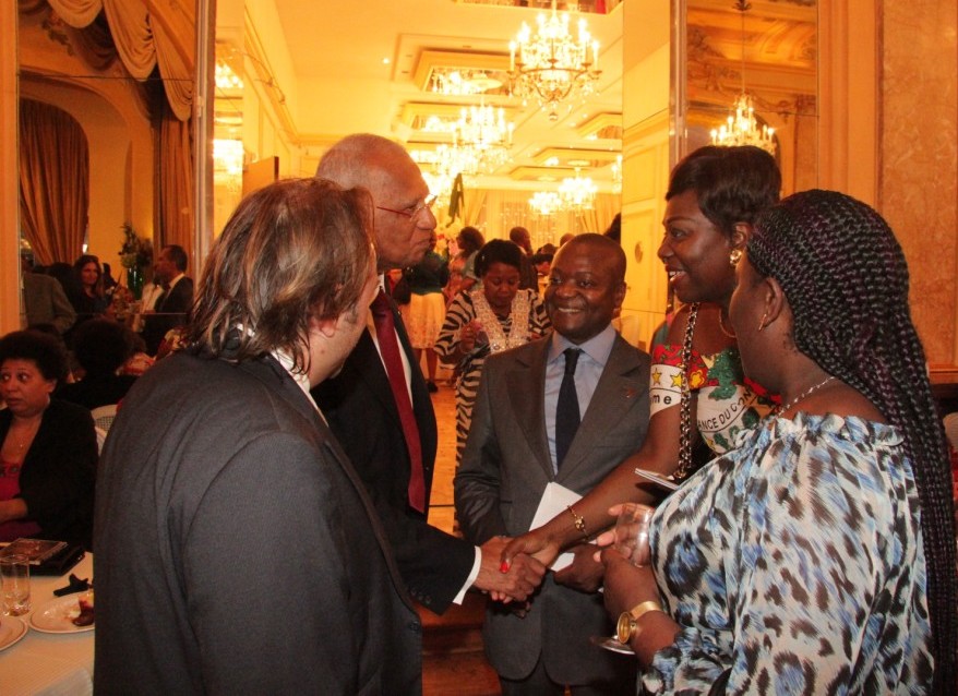 Membres du Collectif Sibiti 2014 venus pour la circonstance remercier l'ambassadeur Henri Lopès pour le rôle important joué par les services de la chancellerie lors de leur voyage au Congo