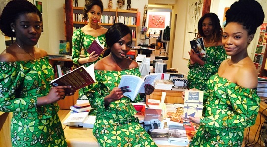 Jeunes Congolaise à la séance d'essayage de tenues à la Librairie Galerie du Congo