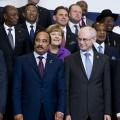 Le président Denis Sassou N'Guesso à la photo de famille du sommet derrière Herman Van Rompuy, président du Conseil européen et aux côté de la Chancelière allemande, Angela Merkel ©Commission européenne