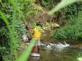 deux enfants traversant la rivière tchinouka