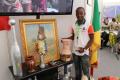 Divin Diakouika, créateur d'objets en papier, représente le Congo au village de la Francophonie à Dakar