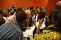 L'ambassadeur Henri Lopes signe des autographes aux jeunes collégiens et lycéens sénégalais
