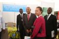 L'ambassadeur Henri Lopes visite le stand du Congo au village de la Francophonie