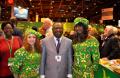 Paul Nicolas Gomes Olamba, le conseiller technique du Président de la république, accueilli par les hôtesses du Stand Livres et Auteurs du Bassin du Congo (crédits photo adiac)