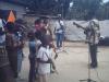 Jules Mouanga interprétant un chant avec les enfants.