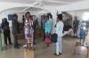 Le général Alain Picard visitant les œuvres d’art de la galerie-musée du Bassin du Congo ©Adiac