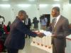 Auguste Iloki remettant l'attestation de participation à un apprenant.