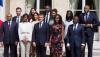 Photo de groupe de quelques membres du CPA autour du président français Emmanuel Macron 