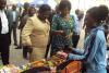 Les ministres Yvonne-Adélaïde Mougany et Catherine Embondza-Lipiti visitant une exposition de produits artisanaux.