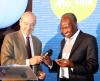 Gabriel Mwènè Okoundji, heureux de recevoir la médaille de la ville de la part d' Alain Juppé, maire de Bordeaux