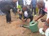 Fidèle Dimou et Gaston Ngassiki Onkondza pendant la cérémonie de planting des arbres.