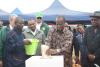 Le ministre Henri Djombo pose la première pierre de l'industrie de Mapati. (