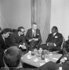 Visite du secrétaire général du Conseil suprême africain Jean-Claude Ganga en URSS. Jean-Claude Ganga lors d'une réunion avec des membres du personnel de l'Académie des sciences de l'URSS