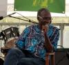 Le poète congolais Gabriel Mwènè Okoundji au 32ème Marché de la Poésie (crédits Adiac)