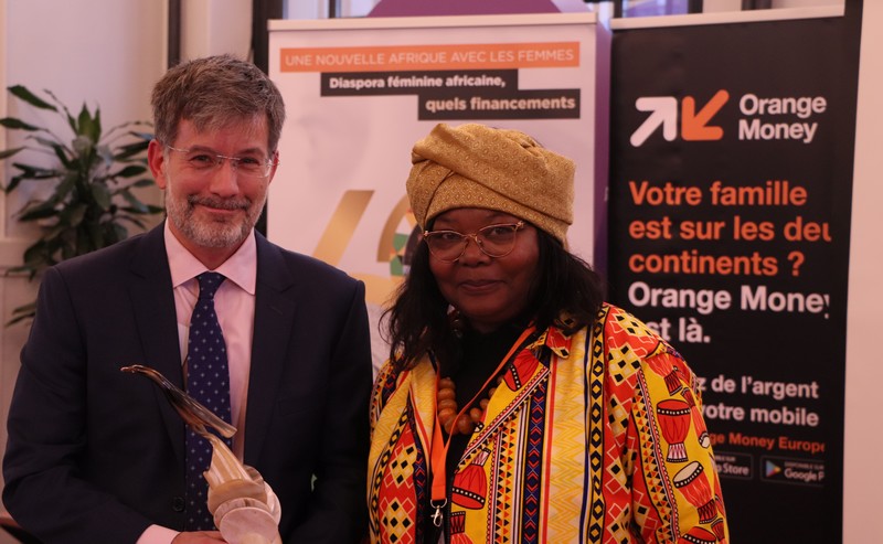 Suzanne Bellnoun, présidente fondatrice de l'OFAD, en compagnie de Jeffrey M. Loree, Directeur de la Région Afrique, Ambassade des USA en France, lors de la célébration du 60e anniversaire de la JFA à Paris