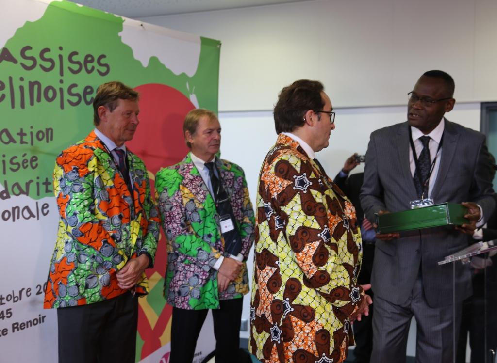 Pierre Bedier, président du Conseil général des Yvelines recevant un cadeau symbolique du gouvernement congolais
