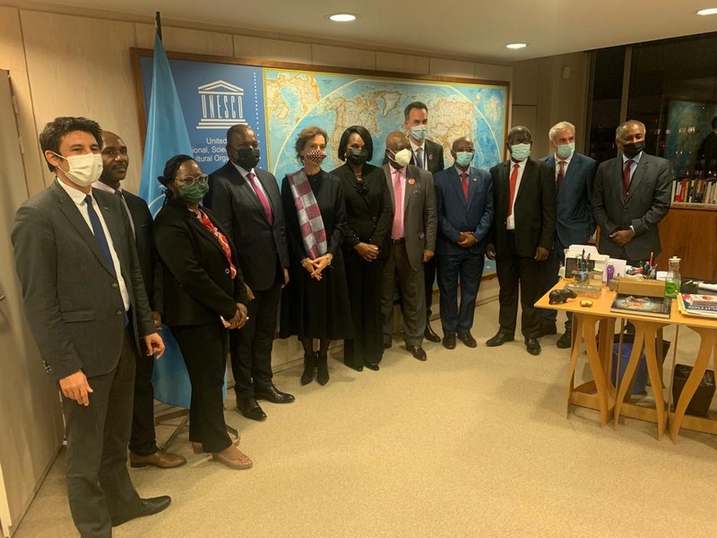 Unesco, photo de groupe autour de la directrice de l'Unesco, Audrey Azoulay