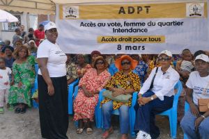 Valencia Iloki Engamba lors d'une séance de travail avec les femmes