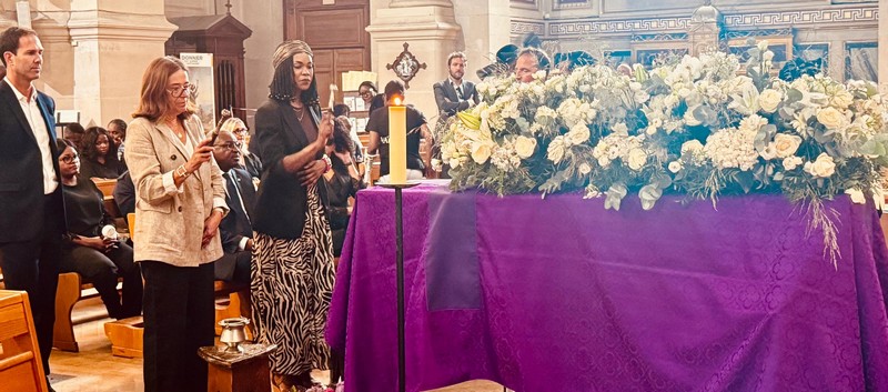 Vue partielle de l'assistance à la messe de requiem de Jean-Paul Pigasse à Paris, Saint François Xavier, vendredi 17 juillet 2026