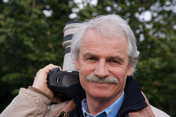 Yann Arthus-Bertrand, photographe-reporter, passionné pour le monde animal et les espaces naturels
